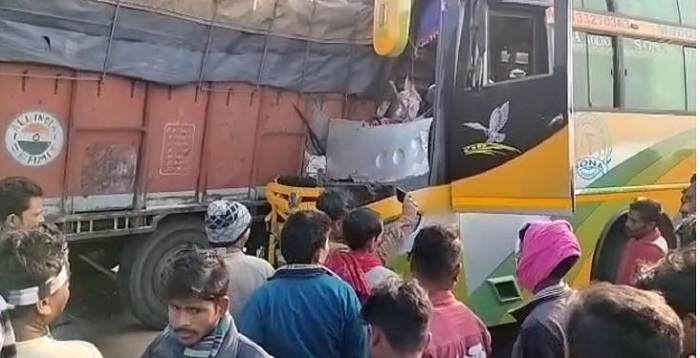 कैमूर में बस और ट्रक की भीषण टक्कर में एक की मौत, 35 लोग घायल