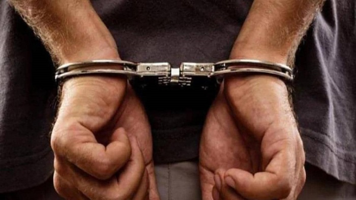 Uttar Pradesh: बुलंदशहर में पुलिस मुठभेड़ में इनामी बदमाश गिरफ्तार, पैर में लगी गोली