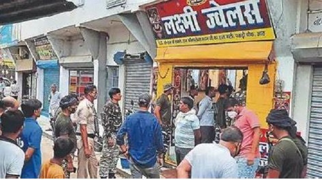 Crime in UP: हमीरपुर में कोतवाली के पास बदमाशों ने चौकीदारों को बनाया बंधक, ज्वैलर्स की दुकान से लाखों की लूट