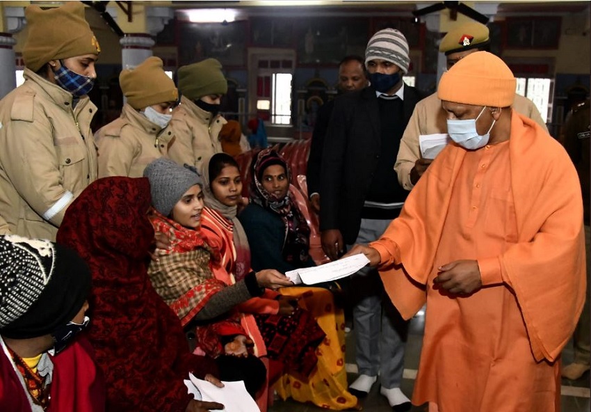 CM Yogi in Gorakhpur: नये साल के पहले दिन सीएम योगी ने गोरखपुर में लगाया जनता दरबार, सुनी लोगों की फरियाद