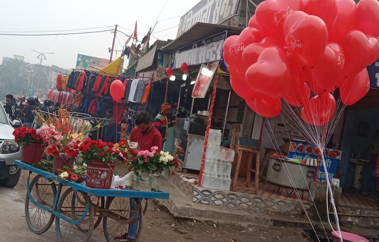 महराजगंज में आतिशबाजी और मौज-मस्ती के बीच लोगों ने इस अंदाज में किया नए साल का स्वागत महराजगंज में आतिशबाजी और मौज-मस्ती के बीच लोगों ने इस अंदाज में किया नए साल का स्वागत