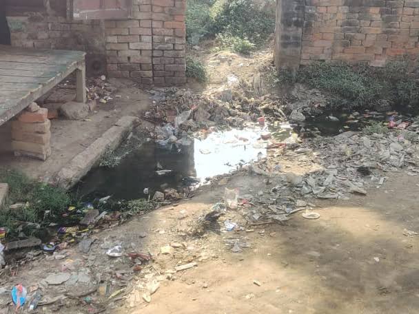 महराजगंजः ग्राम पंचायतों में निष्क्रिय हुईं स्वच्छता समितियां, गंदगी से बदरंग हुए गांव, पढ़िये पूरी रिपोर्ट महराजगंजः ग्राम पंचायतों में निष्क्रिय हुईं स्वच्छता समितियां, गंदगी से बदरंग हुए गांव, पढ़िये पूरी रिपोर्ट