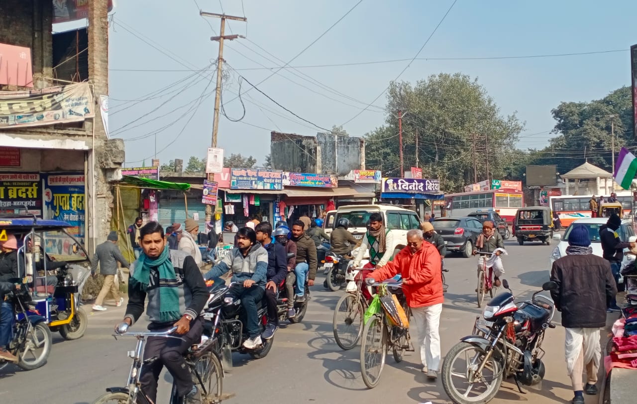 महराजगंज में खिली धूप तो खिलखिला उठे चेहरे, सड़कों पर लौटी रौनक, ठंड से मिली राहत