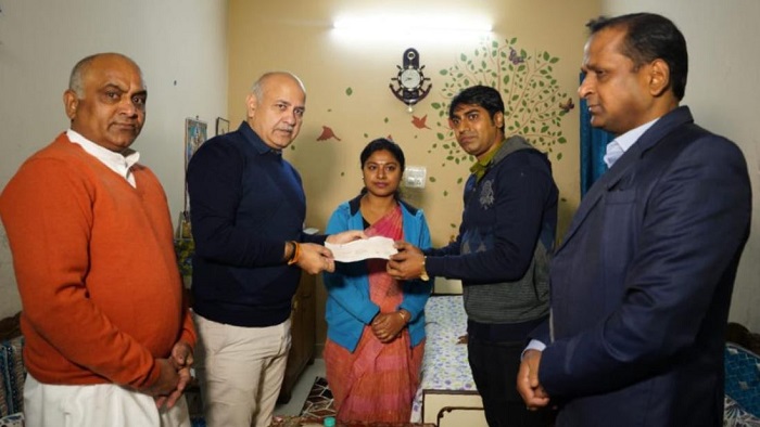सिसोदिया ने कोरोना योद्धा अरुण कुमार रक्षित के परिवार को सौपी एक करोड़ की सम्मान राशि
