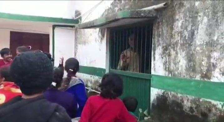 यूपी के बलिया में नाराज छात्रों ने प्रधानाध्यापक समेत शिक्षकों को बनाया बंधक, जानिये क्या है पूरा मामला