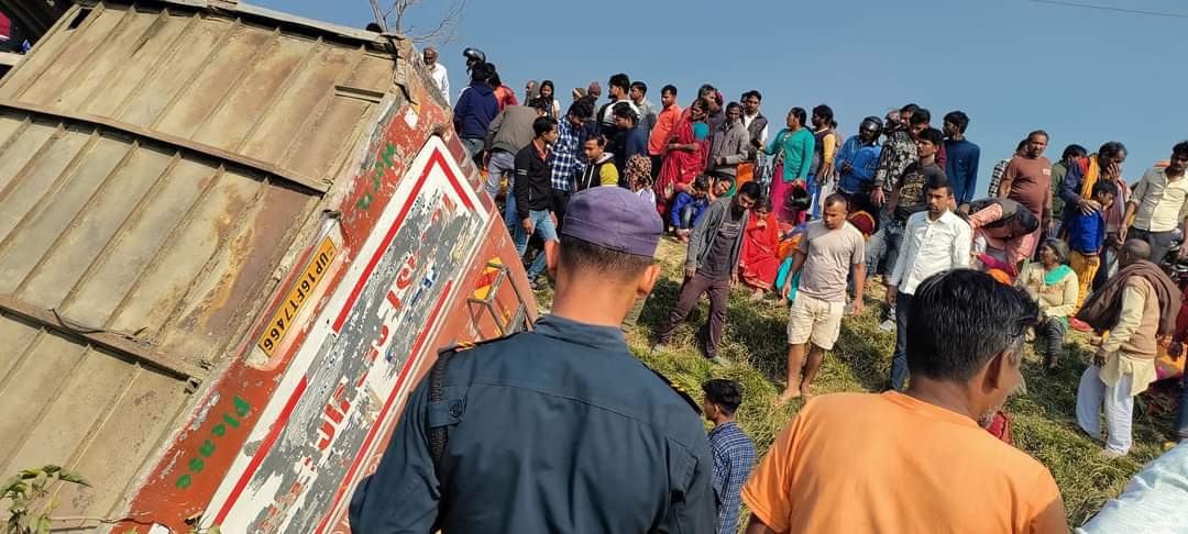 Nepal Bus Accident: नेपाल के त्रिवेणी धाम से वापस आ रहे भारतीय श्रद्वालुओं की बस पलटी, 60 लोग घायल