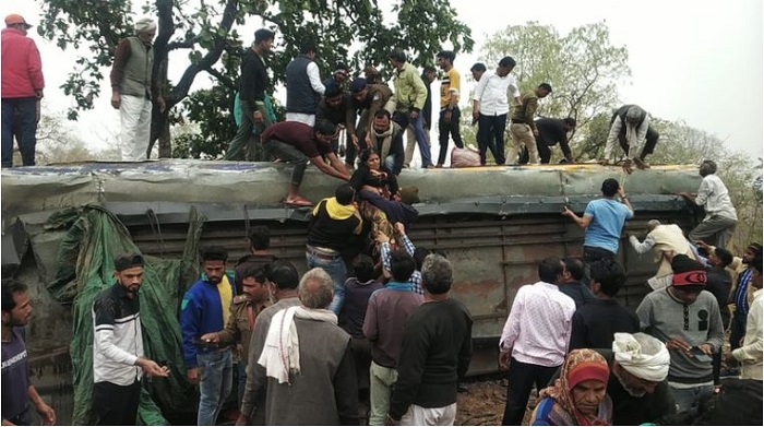 Madhya Pradesh: गंगासागर से लौट रही तीर्थ यात्री बस पलटी, कई घायल Madhya Pradesh: गंगासागर से लौट रही तीर्थ यात्री बस पलटी, कई घायल