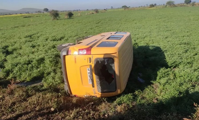 Road Accident: बच्चों से भरी स्कूल वैन पलटी, 8 बच्चे घायल, जानें पूरा मामला