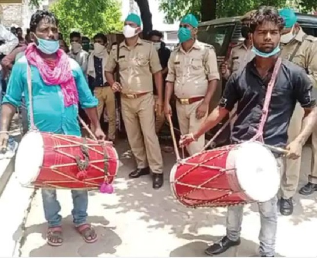 Bahraich: आत्मसमर्पण न करने पर दुष्कर्म आरोपी की होगी संपत्ति कुर्क Bahraich: आत्मसमर्पण न करने पर दुष्कर्म आरोपी की होगी संपत्ति कुर्क