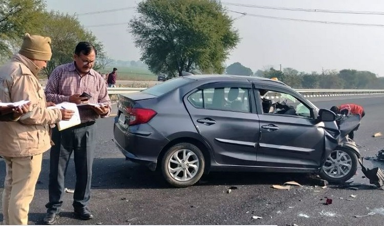 Uttar Pradesh: इटावा की अपर जिला जज पूनम त्यागी की सड़क हादसे में मौत, ड्राइवर घायल, कार-ट्रक में टक्कर