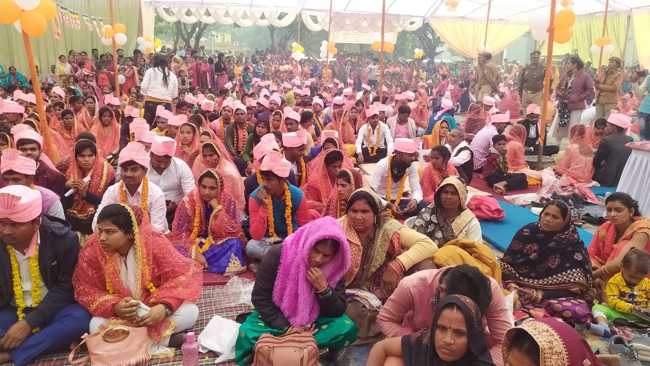 महराजगंज: शहनाइयों की गूंज के साथ अनोखी सरकारी शादी, मंगल गीतों के बीच इस तरह थामा एक-दूसरे का हाथ महराजगंज: शहनाइयों की गूंज के साथ अनोखी सरकारी शादी, मंगल गीतों के बीच इस तरह थामा एक-दूसरे का हाथ