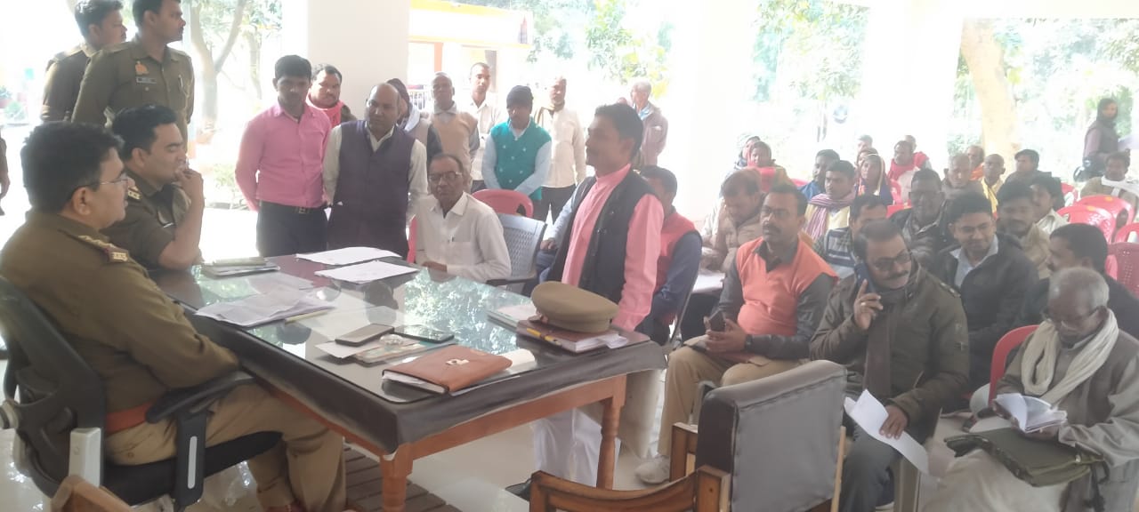महराजगंज: कोठीभार में आयोजित समाधान दिवस में नायब तहसीलदार ने सुनीं लोगों की समस्याएं महराजगंज: कोठीभार में आयोजित समाधान दिवस में नायब तहसीलदार ने सुनीं लोगों की समस्याएं