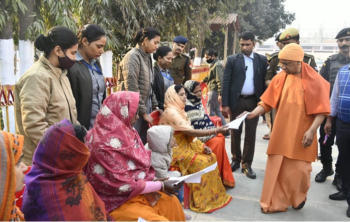 गोरखपुर: मुख्यमंत्री योगी आदित्यनाथ ने ‘जनता दर्शन’ कार्यक्रम में सुनीं लोगों की समस्याएं