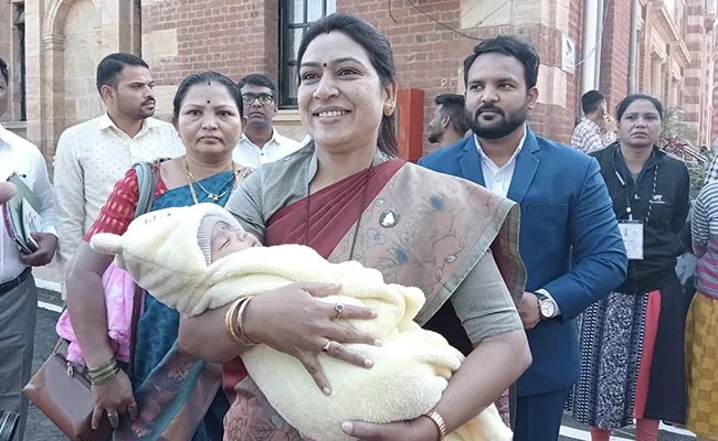 Maharashtra: बजट सत्र में हिस्सा लेने के लिए चार माह के बेटे के साथ विधानसभा पहुंची राकांपा विधायक
