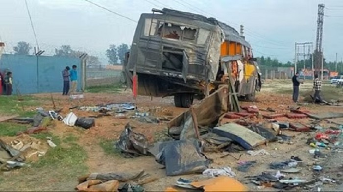 हरियाणा में ट्रक के बस को टक्कर मारने से आठ लोगों की मौत हरियाणा में ट्रक के बस को टक्कर मारने से आठ लोगों की मौत