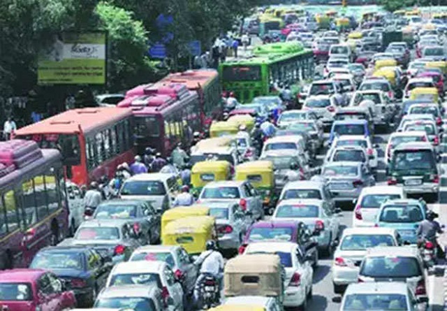 Traffic Jam: दिल्ली के कुछ हिस्सों में भारी जाम, वाहनों की लंबी कतार