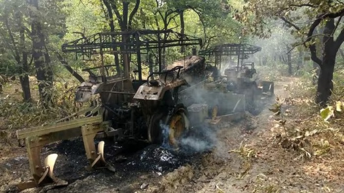महाराष्ट्र : गढ़चिरौली में नक्सलियों ने पुल निर्माण कार्य में शामिल तीन वाहन फूंके महाराष्ट्र : गढ़चिरौली में नक्सलियों ने पुल निर्माण कार्य में शामिल तीन वाहन फूंके