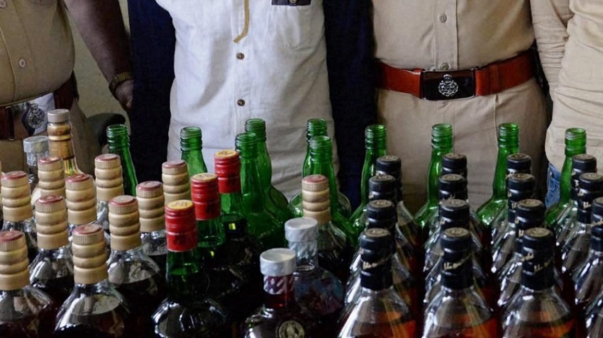 Spurious Liquor: बंकर में चल रही थी नकली शराब की फैक्ट्री, छापेमारी टीम के भी उड़े होश, करोड़ों की अवैध शराब बरामद, पढ़ें पूरी रिपोर्ट