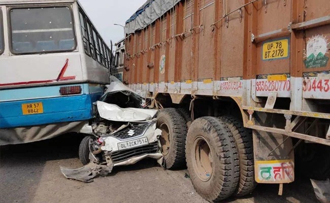 Road Accident: बस, कार और ट्रक की भीषण टक्कर, हादसे में 3 की गई जान