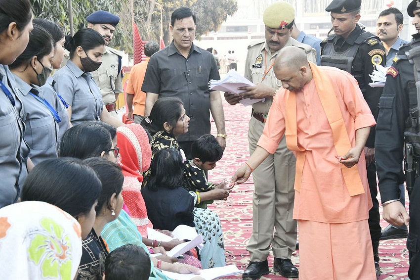 सीएम योगी ने गोरखनाथ मंदिर परिसर में नवनिर्मित मंदिर की मूर्तियों में की प्राण प्रतिष्ठा