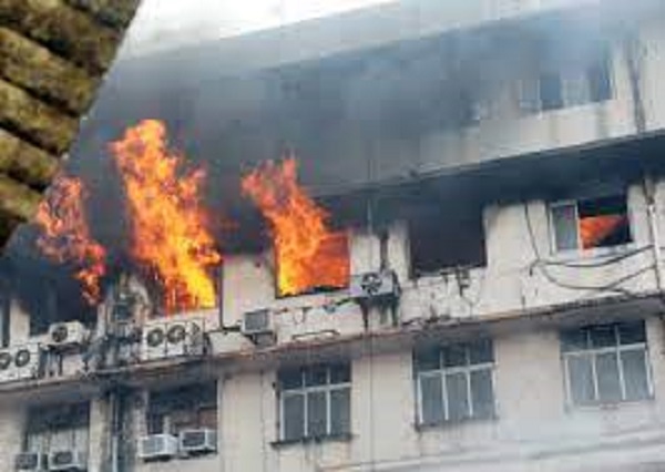 दुकान में लगी भीषण आग की चपेट में आई पांच मंजिला इमारत, इस तरह टला बड़ा हादसा दुकान में लगी भीषण आग की चपेट में आई पांच मंजिला इमारत, इस तरह टला बड़ा हादसा