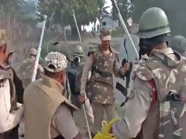 अतिक्रमण को लेकर ग्रामीणों और पुलिस टीम में हिंसक झड़प, पथराव, कई पुलिसकर्मी घायल