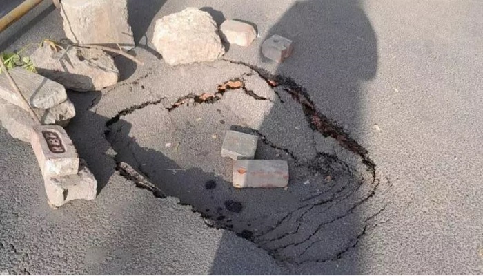 कृपया इस मार्ग पर जाने से बचें, दिल्ली में ऐसे धंसी अस्पताल के पास की ये सड़क कृपया इस मार्ग पर जाने से बचें, दिल्ली में ऐसे धंसी अस्पताल के पास की ये सड़क