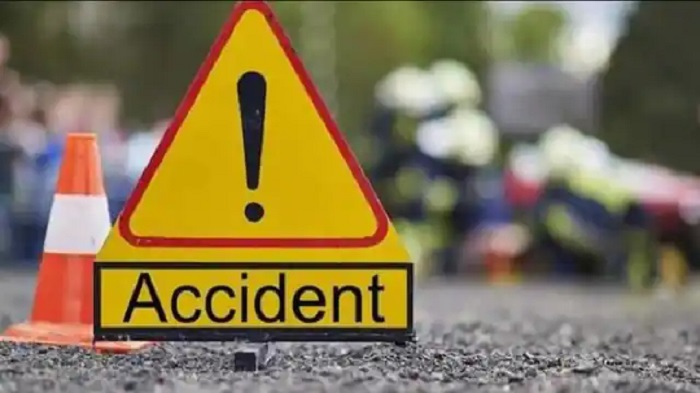 उप्र : स्कूटी और ट्रक की टक्कर में तीन की मौत उप्र : स्कूटी और ट्रक की टक्कर में तीन की मौत