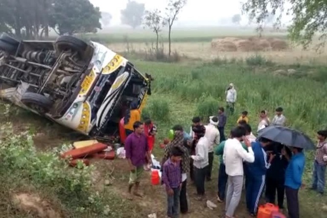 Road Accident in UP: फर्रुखाबाद में तीर्थयात्रा से लौट रही श्रद्धालुओं से भरी बस पलटी, 22 लोग घायल