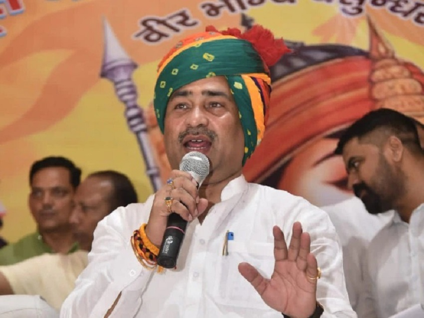 लोक निर्माण राज्य मंत्री ने खुले मंच से दी सपा कार्यकर्ताओं को धमकी