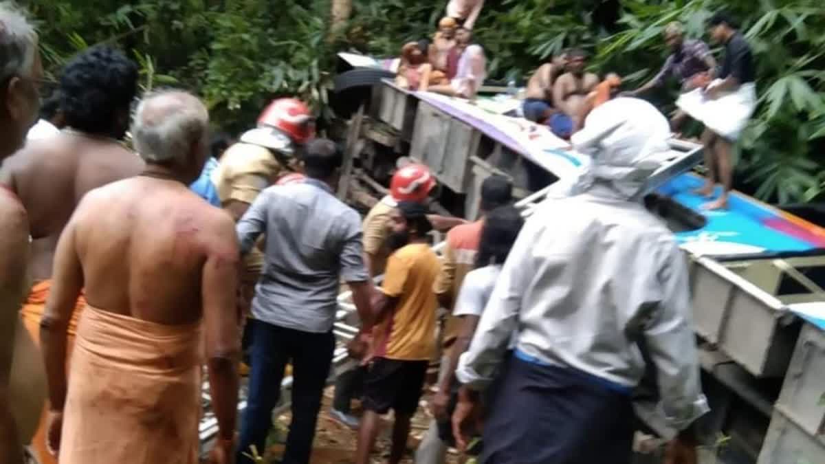 Kerala: दर्शन कर लौट रही तीर्थयात्रियों से भरी बस खाई मे गिरी, 64 लोग घायल