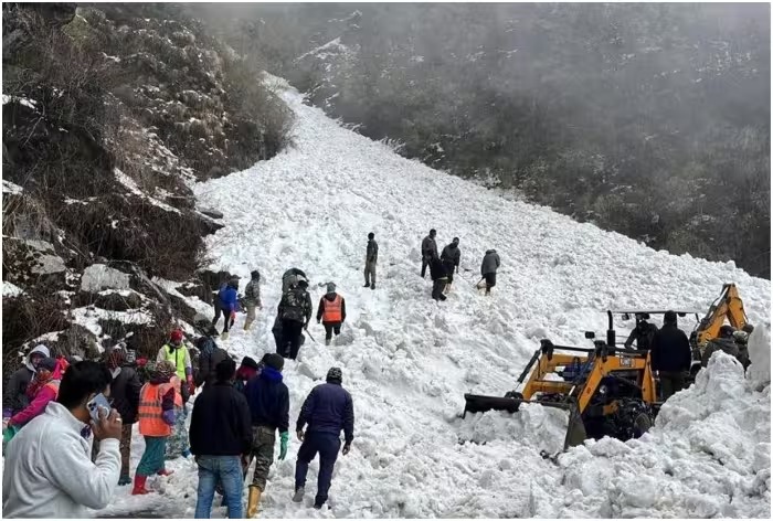 सिक्किम के नाथुला में हिमस्खलन, 6 पर्यटकों की मौत, 11 घायल