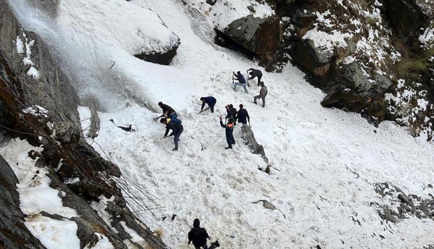 Avalanche: भीषण हिमस्खलन में छह पर्यटकों की मौत, 11 लोग घायल, जानिये पूरा अपडेट