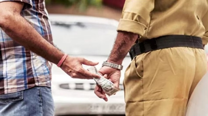 रिश्वत लेने के आरोप में नपे दो पुलिस अधिकारी, इस तरह हुए गिरफ्तार, जानिये पूरा मामला