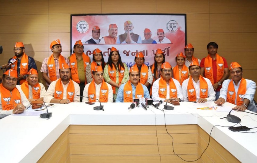 आम आदमी पार्टी को गुजरात में बड़ा झटका, सूरत नगर निगम के छह पार्षद भाजपा में शामिल