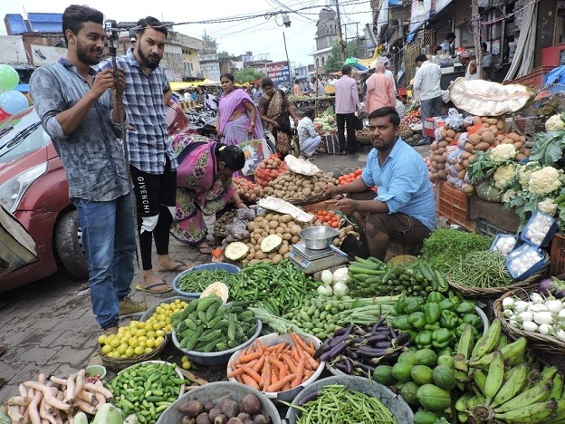 भीषण गर्मी के कारण आसमान छू रहे सब्जियों के दाम, जानें क्या मंडी का हाल
