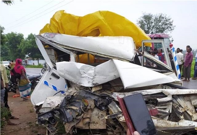 Road Accident: घिवही रेलवे क्रासिंग के पास भीषण हादसा, पिकअप वैन और मेटाडोर में टक्कर, 2 की मौत, 6 घायल Road Accident: घिवही रेलवे क्रासिंग के पास भीषण हादसा, पिकअप वैन और मेटाडोर में टक्कर, 2 की मौत, 6 घायल
