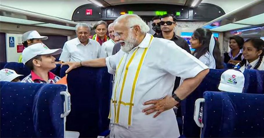 प्रधानमंत्री मोदी ने वंदे भारत एक्सप्रेस में छात्रा से सुनी मलयालम कविता, छात्र भी हुए अभिभूत