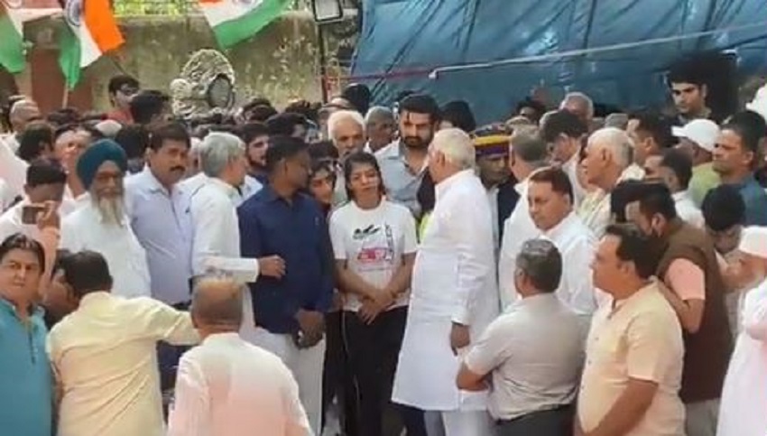 दिल्ली में धरने पर बैठे पहलवानों को कई नेताओं का समर्थन, मामला लेने लगा राजनीतिक रंग, जानिये पूरा अपडेट