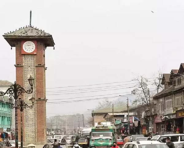 एक दशक बाद ‘घंटाघर’ की 120 साल पुरानी घड़ी फिर से चलने लगी, जानिये इससे जुड़ी खास बातें एक दशक बाद ‘घंटाघर’ की 120 साल पुरानी घड़ी फिर से चलने लगी, जानिये इससे जुड़ी खास बातें