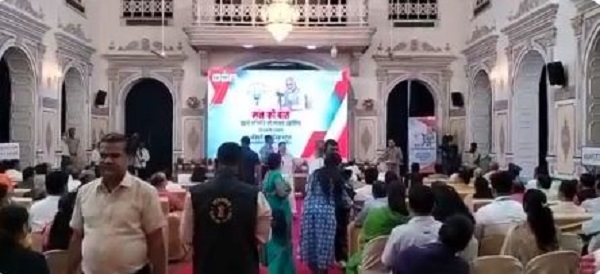 यूपी में राजभवन से लेकर बूथ तक कई जगहों पर लोगों ने सुनी पीएम के ‘मन की बात’