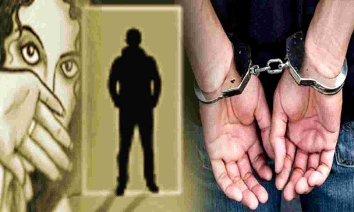 Crime in UP: नोएडा में अपहरण के बाद किशोरी से बलात्कार, आरोपी गिरफ्तार, जानिये पूरी घटना Crime in UP: नोएडा में अपहरण के बाद किशोरी से बलात्कार, आरोपी गिरफ्तार, जानिये पूरी घटना