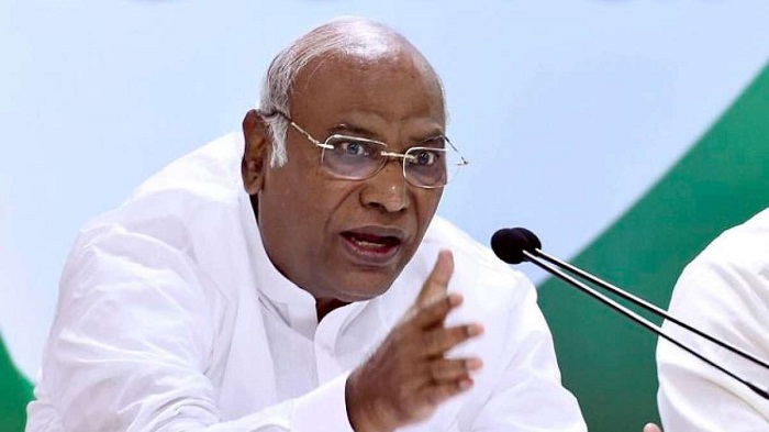 मणिपुर हिंसा को लेकर गृह मंत्री को बर्खास्त किये जाने की मांग, कांग्रेस ने लगाये ये गंभीर आरोप मणिपुर हिंसा को लेकर गृह मंत्री को बर्खास्त किये जाने की मांग, कांग्रेस ने लगाये ये गंभीर आरोप