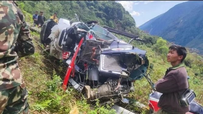 नेपाल में निजी हेलिकॉप्टर दुर्घटना में तीन घायल, पायलट की हालत गंभीर,जानिये पूरा मामला नेपाल में निजी हेलिकॉप्टर दुर्घटना में तीन घायल, पायलट की हालत गंभीर,जानिये पूरा मामला