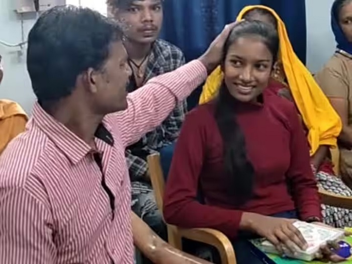 10वीं की बोर्ड परीक्षा में सातवें स्थान पर रही छात्रा को पुलिस ने जेल में बंद उसके पिता से मिलवाया