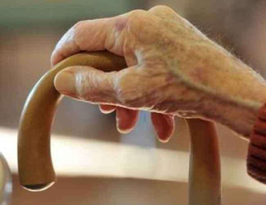 दुख भरी दास्तान: महिला ने घर पर ही किया अपने पति का अंतिम संस्कार, बेटों ने अकेला छोड़ा, पढ़िये पूरी कहानी