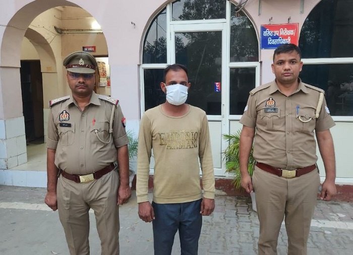 शर्मनाक: नारियलों पर नाली के पानी का छिड़काव, वीडियो वायरल होने के बाद विक्रेता गिरफ्तार शर्मनाक: नारियलों पर नाली के पानी का छिड़काव, वीडियो वायरल होने के बाद विक्रेता गिरफ्तार