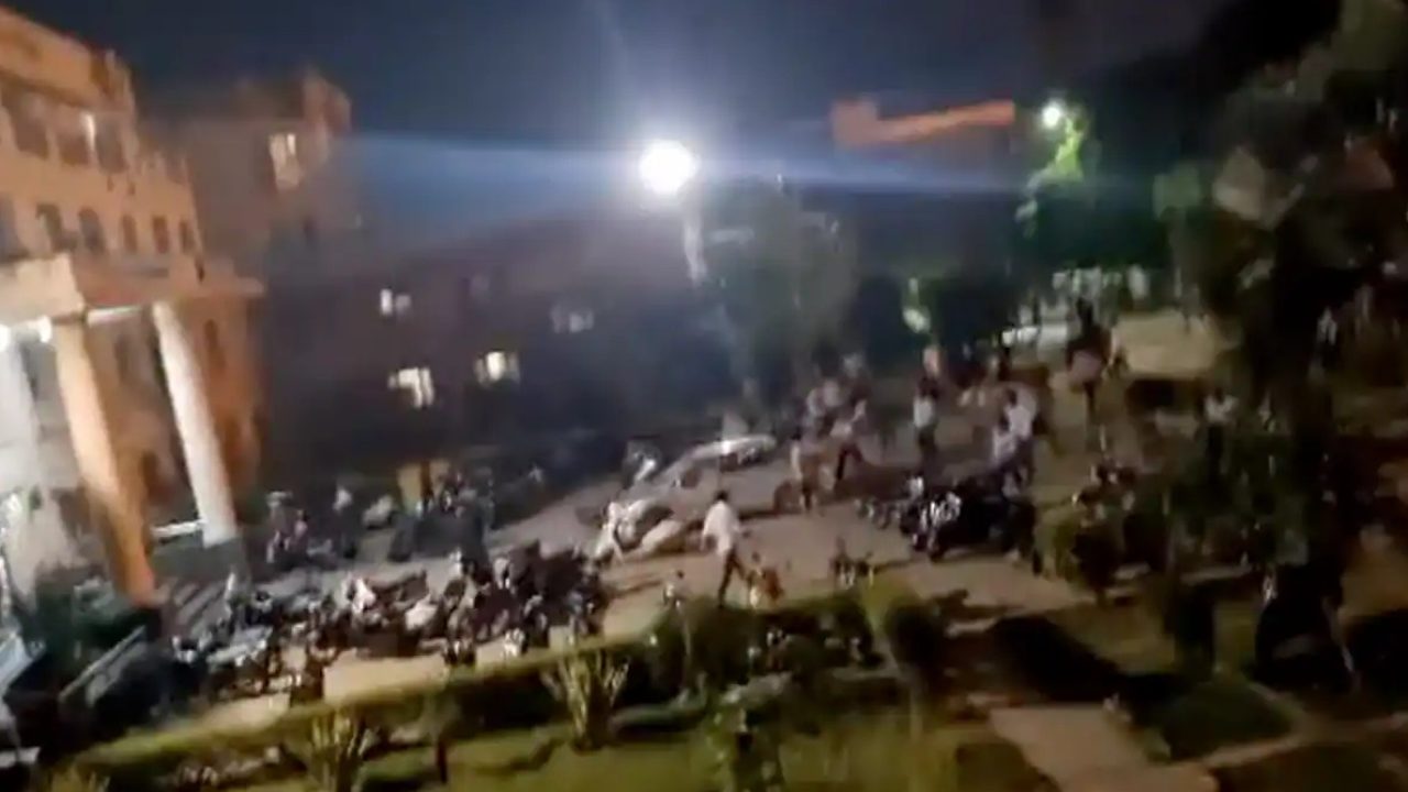 ग्रेटर नोएडा के विश्वविद्यालय में सिगरेट पीने को लेकर गार्ड और छात्रों में झड़प, 15 गिरफ्तार