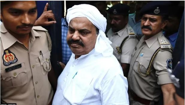 अतीक अहमद गिरोह के अब्दुल कवी की निशानदेही पर भारी मात्रा में अवैध शस्त्र बरामद अतीक अहमद गिरोह के अब्दुल कवी की निशानदेही पर भारी मात्रा में अवैध शस्त्र बरामद