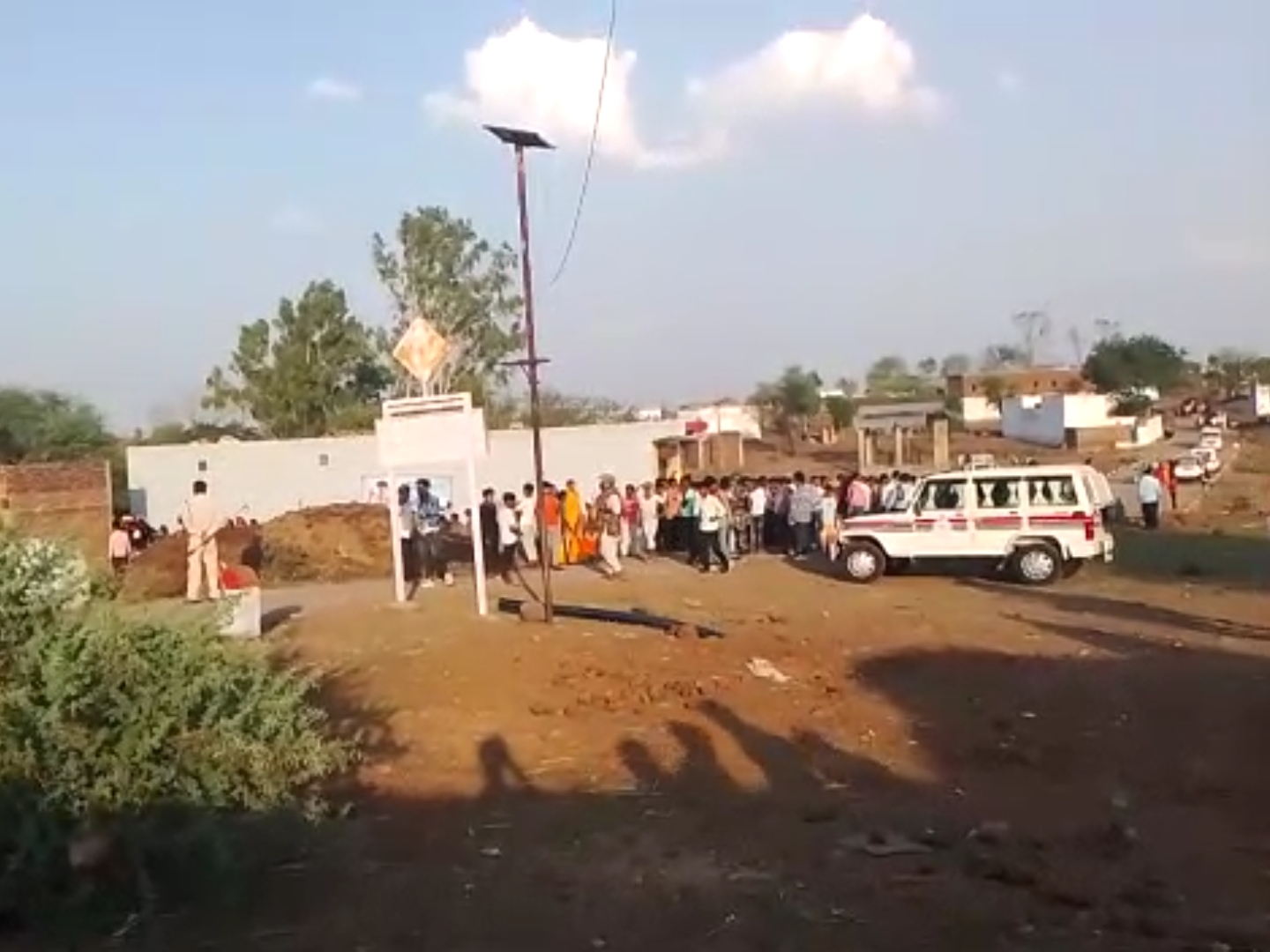 मध्य प्रदेश: दलित व्यक्ति की बारात पर पथराव, 50 लोगों के खिलाफ मामला दर्ज मध्य प्रदेश: दलित व्यक्ति की बारात पर पथराव, 50 लोगों के खिलाफ मामला दर्ज